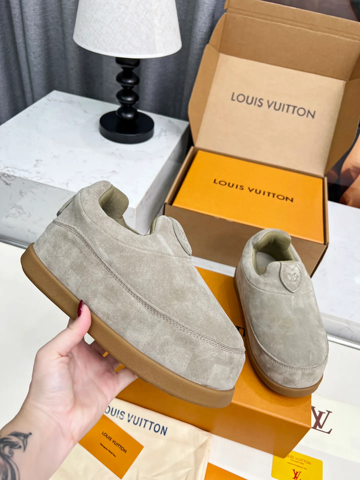[L Family] P: 740💰 Couple model, size: women 35-41 (customized at 41 for women), 39-46 for men (customized at 45.46) The 2025 iteration of this Time Out sneaker, couple model, LV co-branded nigo, donkey brand, Louis Vuitton, ugly, cute😍Many Internet celebrities have shown off their feet, a classic and versatile item. Fabric: Imported high mercerized cow suede. Lining: high-grade elastic mesh, outsole: original molded outsole, palm print rubber outsole with hidden L letter and Monongram flower.